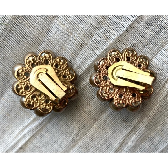 Vintage Mocha Faux Pearl Cluster Earrings AB Cats Eye Clip-Ons Filigree - Picture 2 of 4